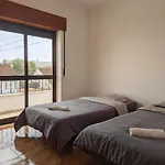Terraco 26 - 8br Sleeps 22, Garden & Terrace, Near Lisbon & Beaches 빌라
