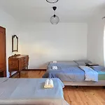 Terraco 26 - 8br Sleeps 22, Garden & Terrace, Near Lisbon & Beaches 빌라 Sobreda
