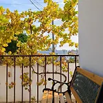 Terraco 26 - 8br Sleeps 22, Garden & Terrace, Near Lisbon & Beaches Sobreda