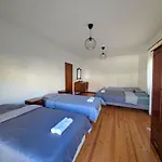 Villa Terraco 26 - 8br Sleeps 22, Garden & Terrace, Near Lisbon & Beaches Sobreda