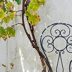 Terraco 26 - 8br Sleeps 22, Garden & Terrace, Near Lisbon & Beaches Sobreda