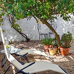 Terraco 26 - 8br Sleeps 22, Garden & Terrace, Near Lisbon & Beaches Sobreda