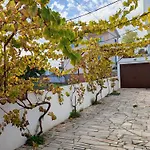 Terraco 26 - 8br Sleeps 22, Garden & Terrace, Near Lisbon & Beaches Sobreda