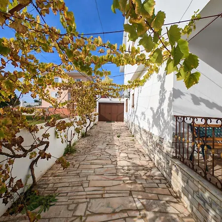 Terraco 26 - 8br Sleeps 22, Garden & Terrace, Near Lisbon & Beaches Villa Sobreda