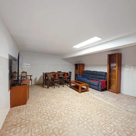 Villa Terraco 26 - 8br Sleeps 22, Garden & Terrace, Near Lisbon & Beaches Sobreda