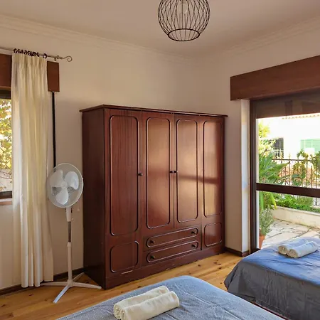 Villa Terraco 26 - 8br Sleeps 22, Garden & Terrace, Near Lisbon & Beaches Sobreda