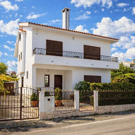 Terraço 26 - 8BR Villa Sleeps 22, Garden&Terrace, Near Lisbon&Beaches Sobreda