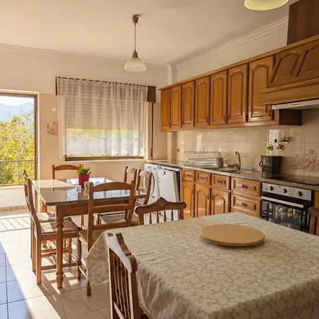 Terraco 26 - 8br Sleeps 22, Garden & Terrace, Near Lisbon & Beaches * Sobreda