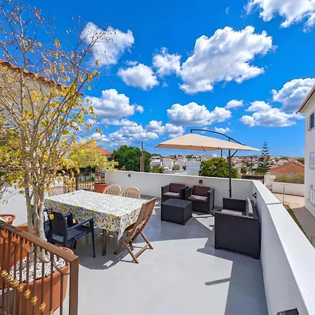 Terraco 26 - 8br Sleeps 22, Garden & Terrace, Near Lisbon & Beaches 빌라 Sobreda