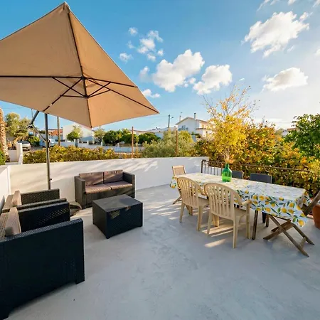 Terraco 26 - 8br Sleeps 22, Garden & Terrace, Near Lisbon & Beaches 빌라 Sobreda