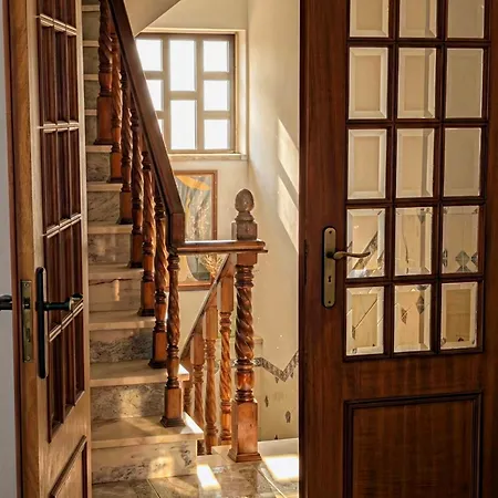 Terraco 26 - 8br Sleeps 22, Garden & Terrace, Near Lisbon & Beaches Sobreda