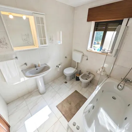 Villa Terraco 26 - 8br Sleeps 22, Garden & Terrace, Near Lisbon & Beaches Sobreda