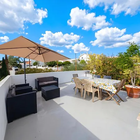 Terraco 26 - 8br Sleeps 22, Garden & Terrace, Near Lisbon & Beaches