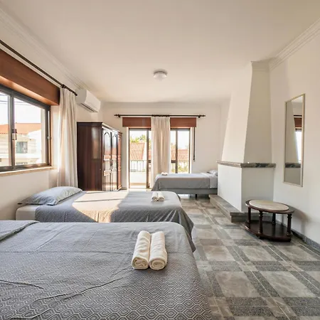 Terraco 26 - 8br Sleeps 22, Garden & Terrace, Near Lisbon & Beaches Villa Sobreda