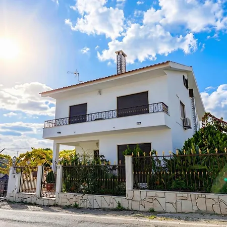 Terraco 26 - 8br Sleeps 22, Garden & Terrace, Near Lisbon & Beaches * Sobreda