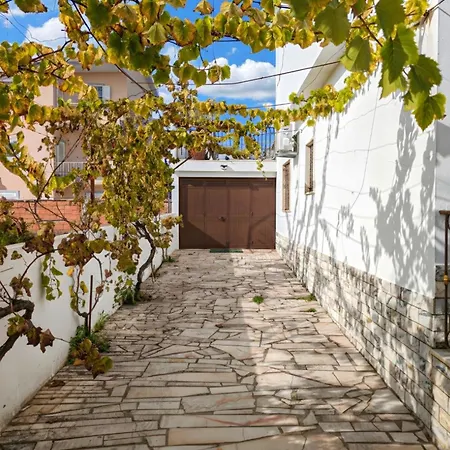 Terraco 26 - 8br Sleeps 22, Garden & Terrace, Near Lisbon & Beaches Sobreda