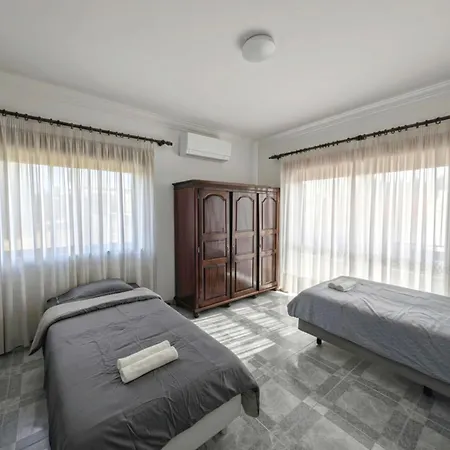 Terraco 26 - 8br Sleeps 22, Garden & Terrace, Near Lisbon & Beaches * Sobreda
