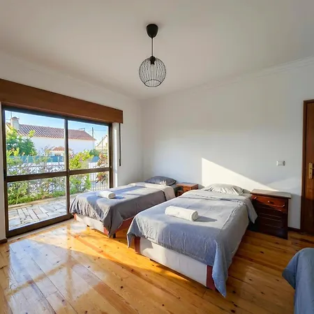 Villa Terraco 26 - 8br Sleeps 22, Garden & Terrace, Near Lisbon & Beaches Sobreda
