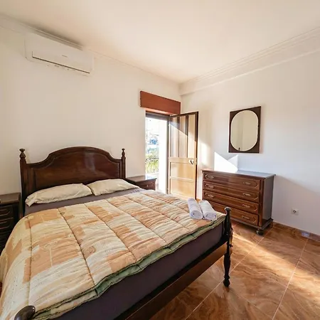 Terraco 26 - 8br Sleeps 22, Garden & Terrace, Near Lisbon & Beaches * Sobreda