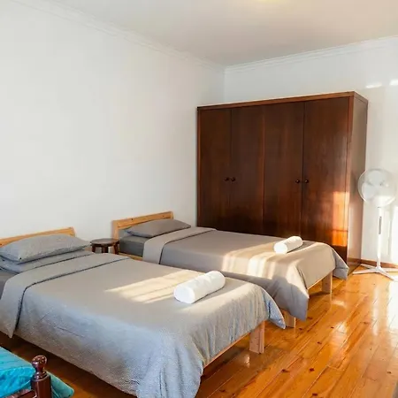 Terraco 26 - 8br Sleeps 22, Garden & Terrace, Near Lisbon & Beaches Sobreda