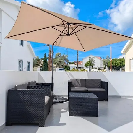 Terraco 26 - 8br Sleeps 22, Garden & Terrace, Near Lisbon & Beaches Villa Sobreda