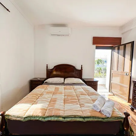 Terraco 26 - 8br Sleeps 22, Garden & Terrace, Near Lisbon & Beaches Villa Sobreda
