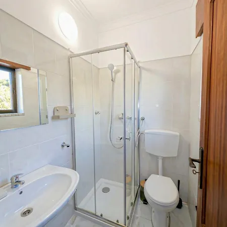 Terraco 26 - 8br Sleeps 22, Garden & Terrace, Near Lisbon & Beaches Sobreda