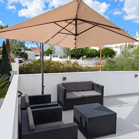 Villa Terraco 26 - 8br Sleeps 22, Garden & Terrace, Near Lisbon & Beaches Sobreda