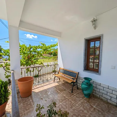 Terraco 26 - 8br Sleeps 22, Garden & Terrace, Near Lisbon & Beaches Sobreda