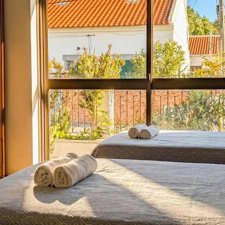 Terraco 26 - 8br Sleeps 22, Garden & Terrace, Near Lisbon & Beaches * Sobreda