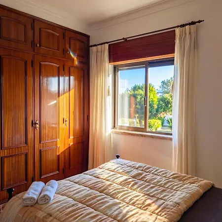 Terraco 26 - 8br Sleeps 22, Garden & Terrace, Near Lisbon & Beaches Sobreda