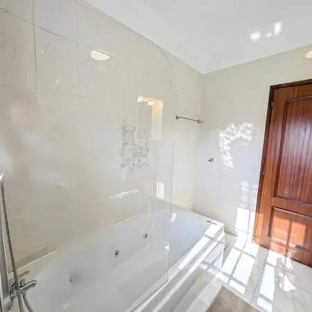 Terraco 26 - 8br Sleeps 22, Garden & Terrace, Near Lisbon & Beaches Villa