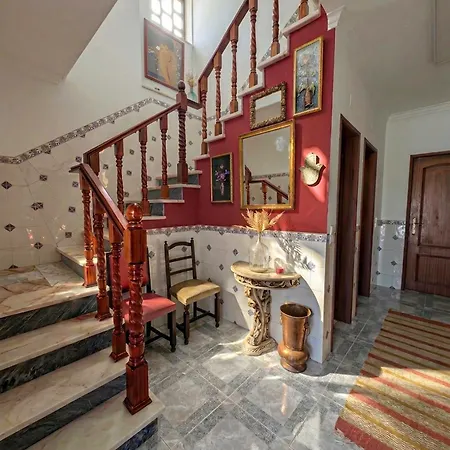 Villa Terraco 26 - 8br Sleeps 22, Garden & Terrace, Near Lisbon & Beaches Sobreda