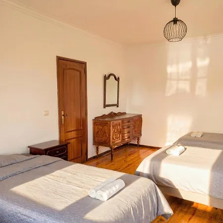 Terraco 26 - 8br Sleeps 22, Garden & Terrace, Near Lisbon & Beaches Villa Sobreda