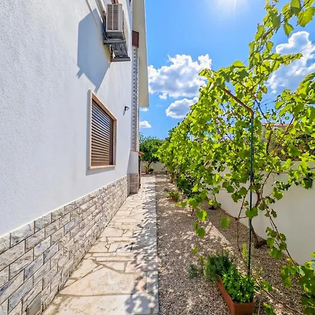 Terraco 26 - 8br Sleeps 22, Garden & Terrace, Near Lisbon & Beaches Sobreda