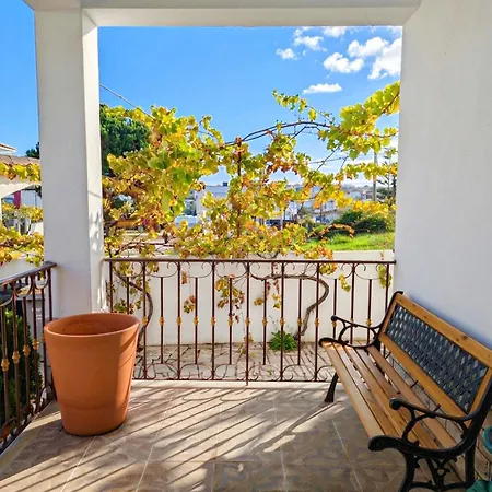 Villa Terraco 26 - 8br Sleeps 22, Garden & Terrace, Near Lisbon & Beaches Sobreda