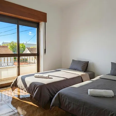 Terraco 26 - 8br Sleeps 22, Garden & Terrace, Near Lisbon & Beaches Sobreda