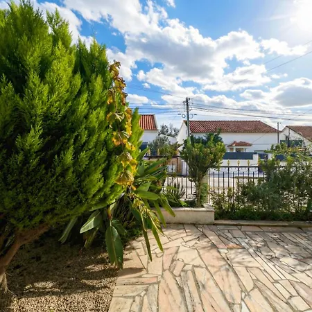 Terraco 26 - 8br Sleeps 22, Garden & Terrace, Near Lisbon & Beaches Villa Sobreda