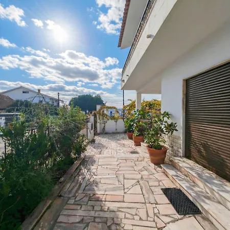 Terraco 26 - 8br Sleeps 22, Garden & Terrace, Near Lisbon & Beaches Villa Sobreda