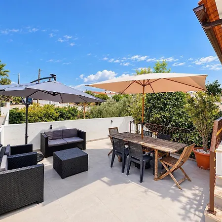 Villa Terraço 26 - 8BR Villa Sleeps 22, Garden&Terrace, Near Lisbon&Beaches