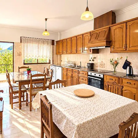 Terraço 26 - 8BR Villa Sleeps 22, Garden&Terrace, Near Lisbon&Beaches *