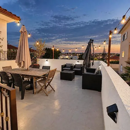 Villa Terraço 26 - 8BR Villa Sleeps 22, Garden&Terrace, Near Lisbon&Beaches *