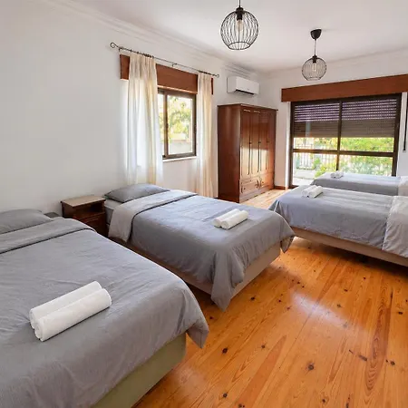 Villa Terraço 26 - 8BR Villa Sleeps 22, Garden&Terrace, Near Lisbon&Beaches Sobreda