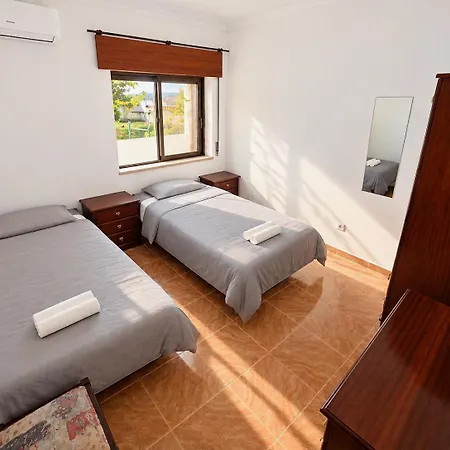Terraço 26 - 8BR Villa Sleeps 22, Garden&Terrace, Near Lisbon&Beaches Sobreda