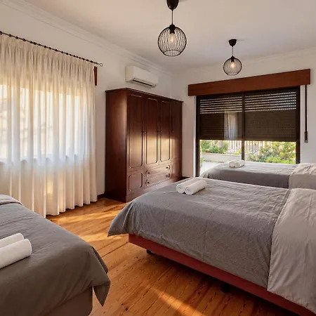 Terraço 26 - 8BR Villa Sleeps 22, Garden&Terrace, Near Lisbon&Beaches Sobreda