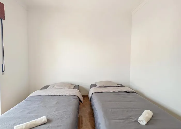 Terraco 26 - 8br Sleeps 22, Garden & Terrace, Near Lisbon & Beaches 别墅 Sobreda