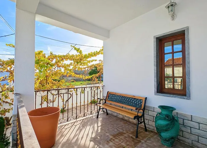 Terraco 26 - 8br Sleeps 22, Garden & Terrace, Near Lisbon & Beaches Sobreda