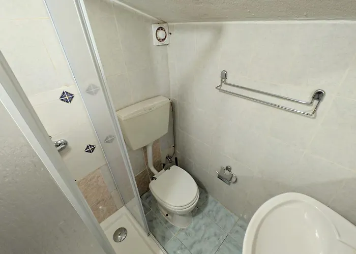 Terraco 26 - 8br Sleeps 22, Garden & Terrace, Near Lisbon & Beaches Sobreda