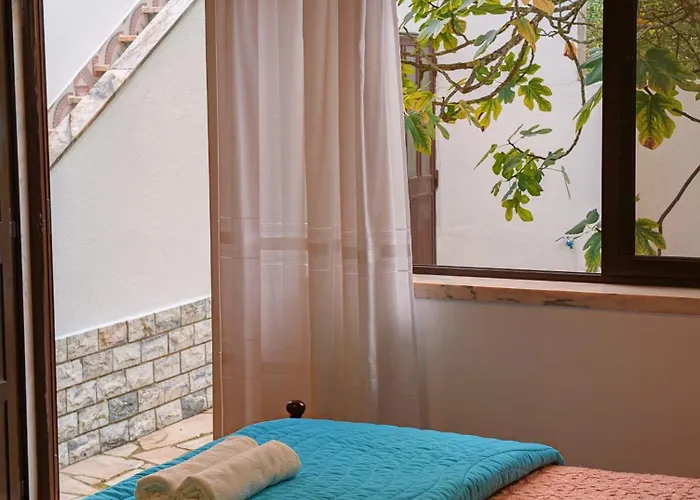 Terraco 26 - 8br Sleeps 22, Garden & Terrace, Near Lisbon & Beaches 别墅 Sobreda