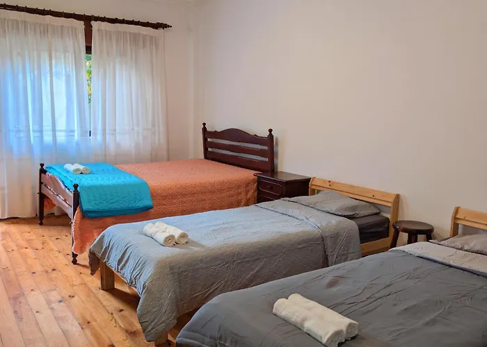 Terraco 26 - 8br Sleeps 22, Garden & Terrace, Near Lisbon & Beaches * Sobreda
